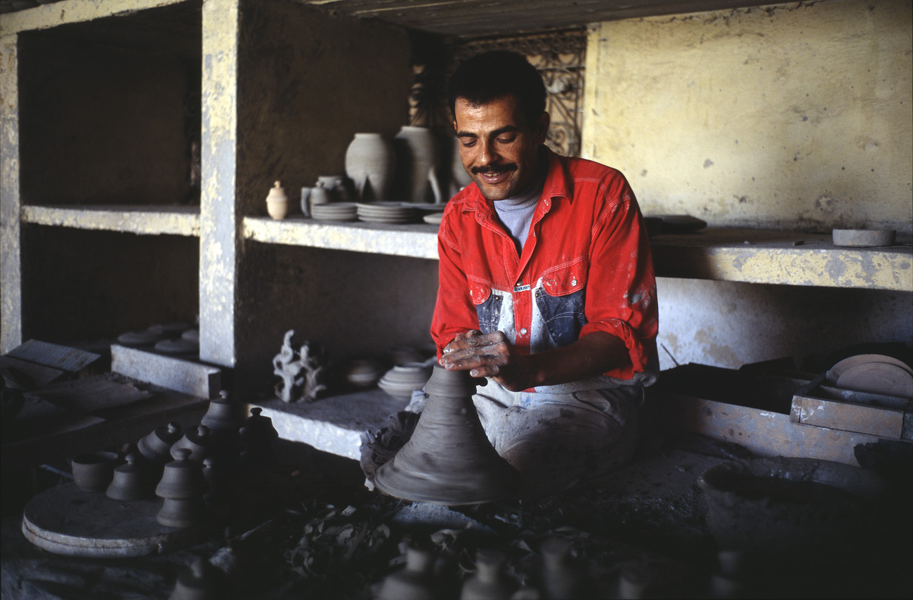 mar02_04_17 fez potier.jpg - Moyen Atlas, mai-2002 Fes un potier Provia 100 F